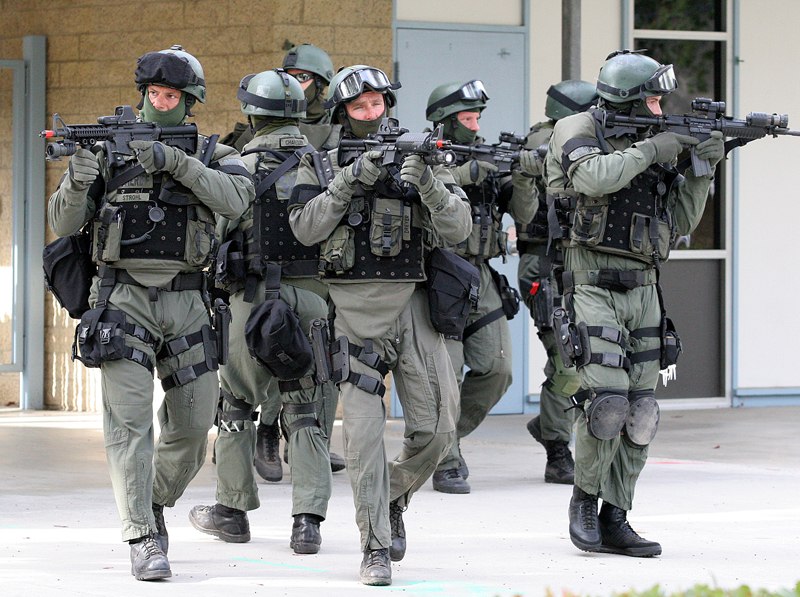 http://www.dvorak.org/blog/wp-content/uploads/2008/12/swat-team-at-abraxas_145001.jpg